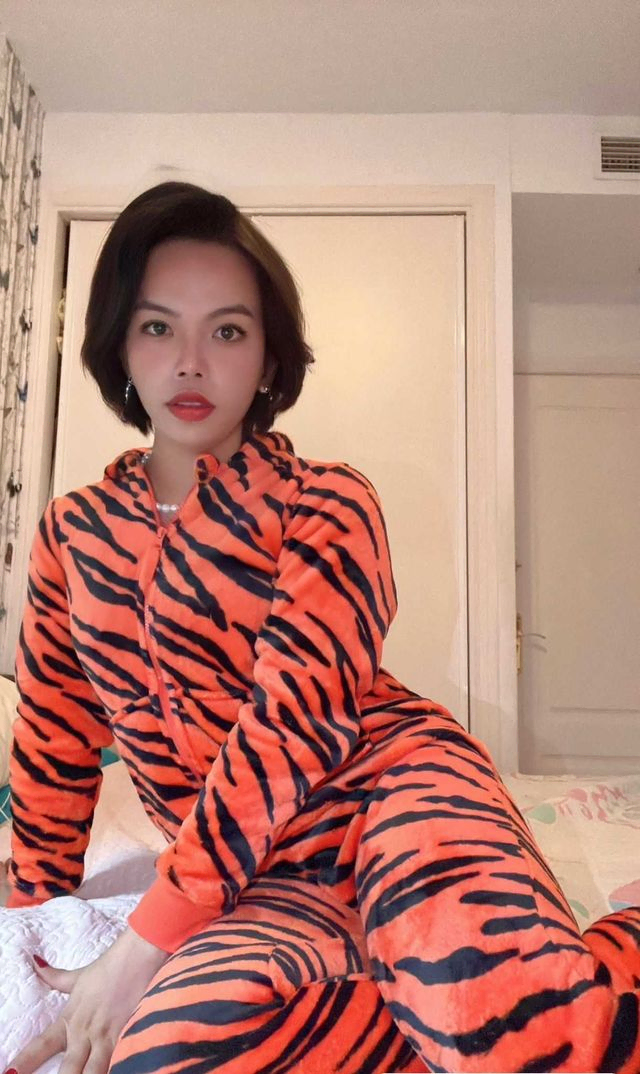 persona con pijama de tigre
